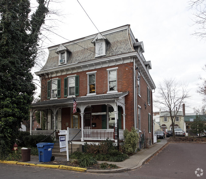 43 E Oakland Ave, Doylestown, PA à vendre - Photo principale - Image 1 de 3