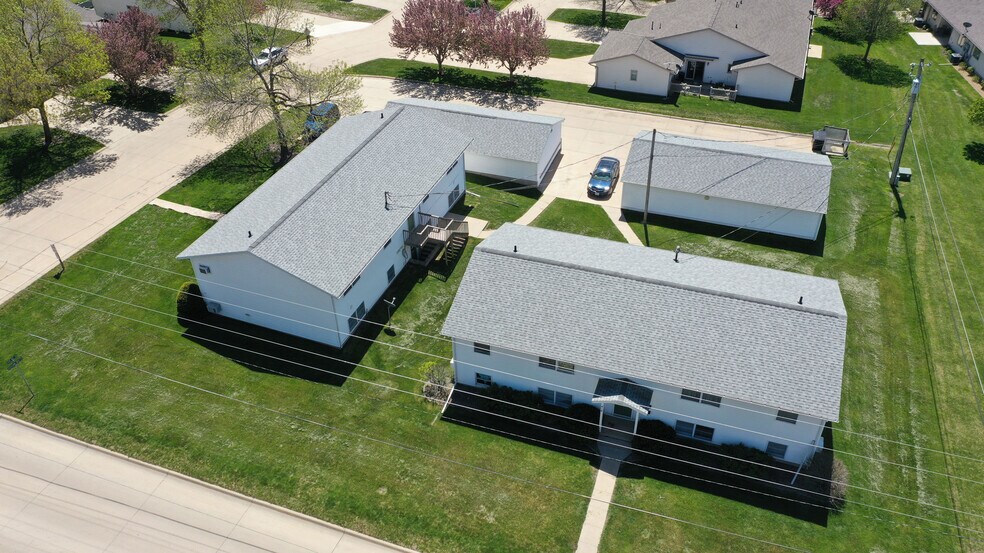 414 7th St SE, Oelwein, IA à vendre - Photo du bâtiment - Image 3 de 5
