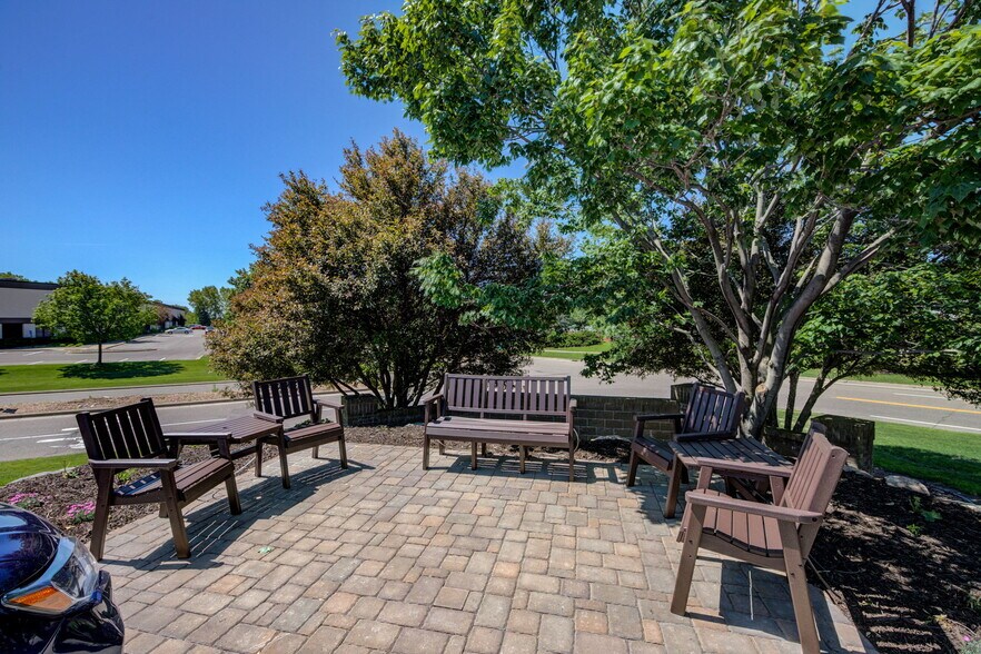 7002-7018 N 6th St, Oakdale, MN à louer - Photo du bâtiment - Image 2 de 16