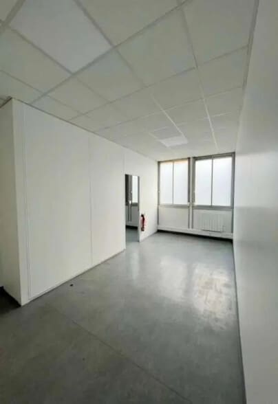 Flex in Coignières for lease - Interior Photo - Image 3 of 10