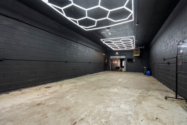 Plus de détails pour 1006 W 14 Mile Rd, Clawson, MI - Commerce de détail à louer