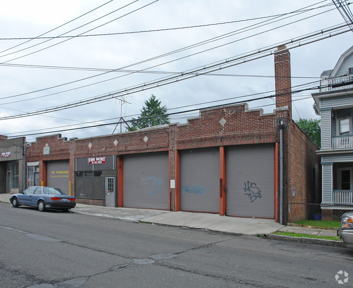 Two Buildings for One portfolio of 2 properties for sale on LoopNet.ca - Building Photo - Image 2 of 2