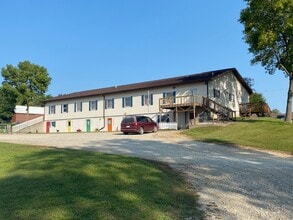 16 S Summit Ave, Nora Springs, IA à louer Photo intérieure- Image 1 de 39