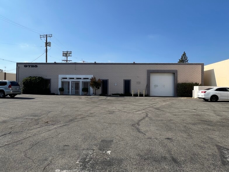 9725 Owensmouth Ave, Chatsworth, CA for lease - Building Photo - Image 2 of 11