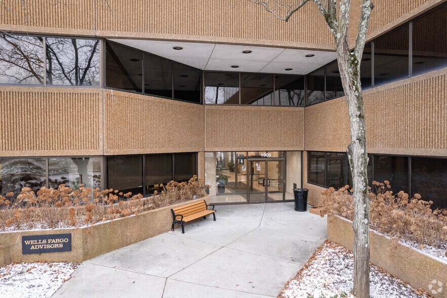 1000 Hart Rd, Barrington, IL à louer - Photo du bâtiment - Image 2 de 5