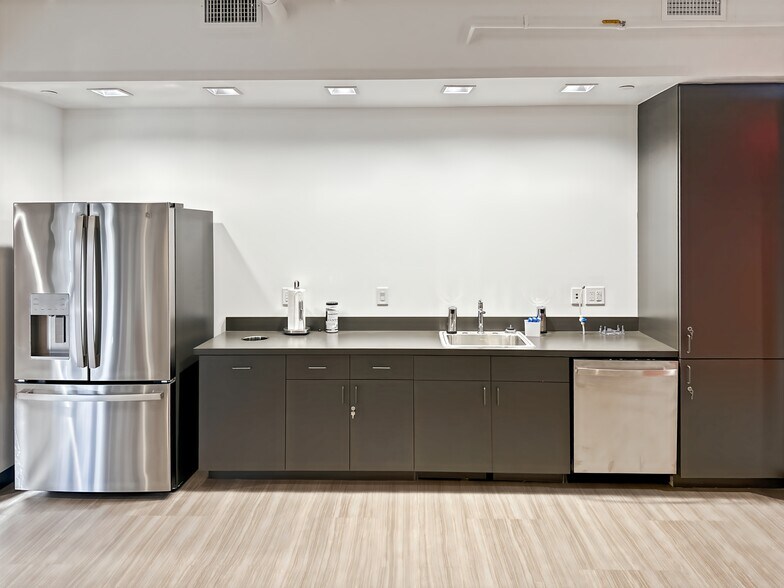 300 W clarendon Ave, Phoenix, AZ for lease - Interior Photo - Image 2 of 15