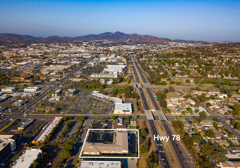 240-260 W Crest St, Escondido, CA à louer - Photo du bâtiment - Image 3 de 7