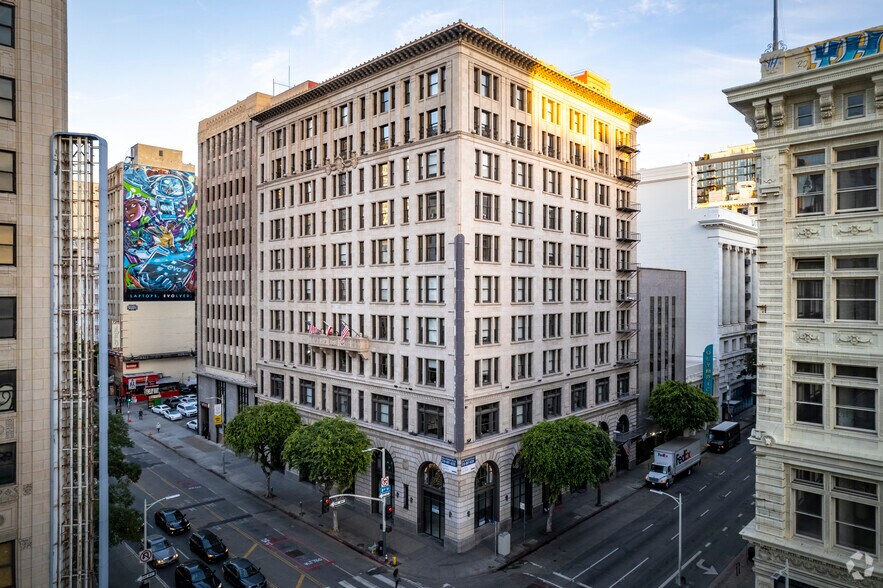 325 W 8th St, Los Angeles, CA à louer - Photo du bâtiment - Image 1 de 4