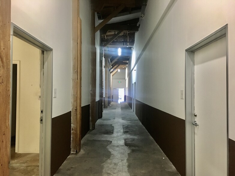 2035 Bay St, Los Angeles, CA for lease - Interior Photo - Image 2 of 4