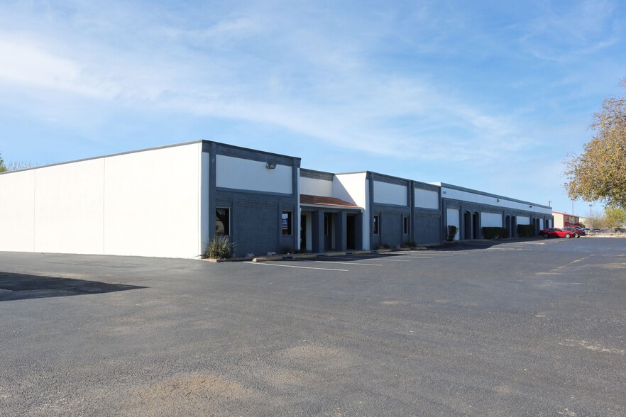 8001 Mainland Dr, San Antonio, TX for lease - Building Photo - Image 1 of 5