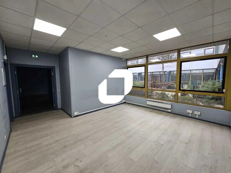 Office in Villepinte for lease - Interior Photo - Image 2 of 14