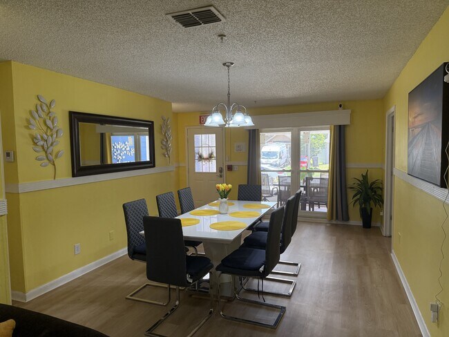 More details for 322 Regal Park Dr, Valrico, FL - Specialty for Sale