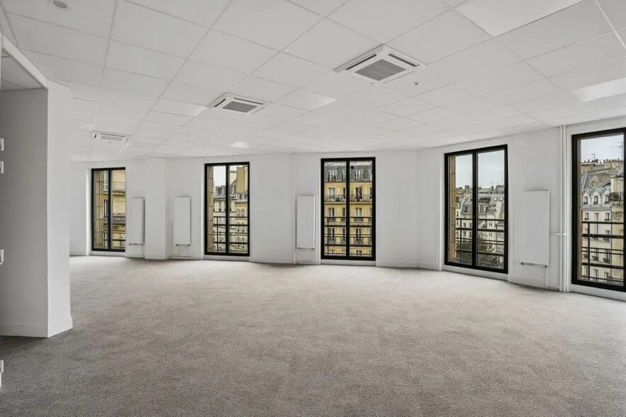 13 Place Kossuth, Paris for lease - Interior Photo - Image 2 of 10