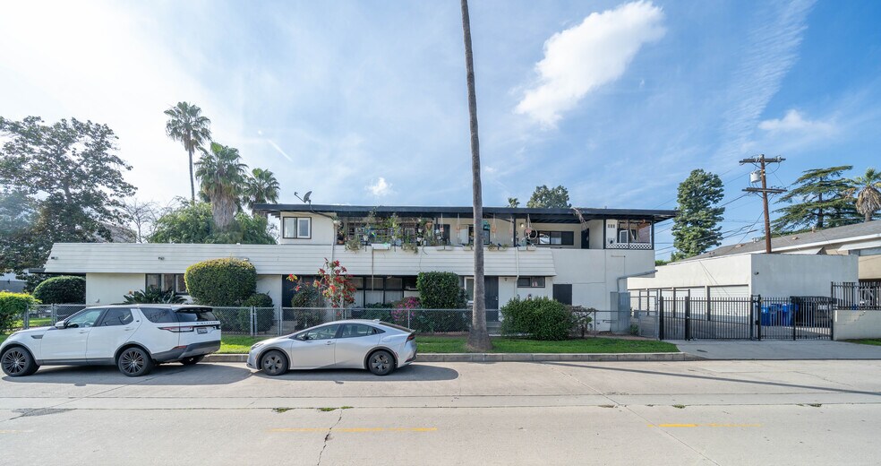 11001 Hortense St, West Toluca Lake, CA à vendre - Photo du bâtiment - Image 2 de 20