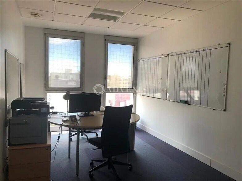 Office in Montigny-le-Bretonneux for lease - Interior Photo - Image 2 of 6