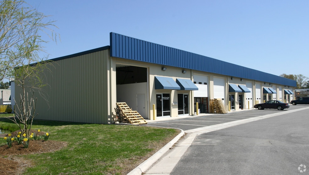 585 S Birdneck Rd, Virginia Beach, VA for lease - Building Photo - Image 3 of 4