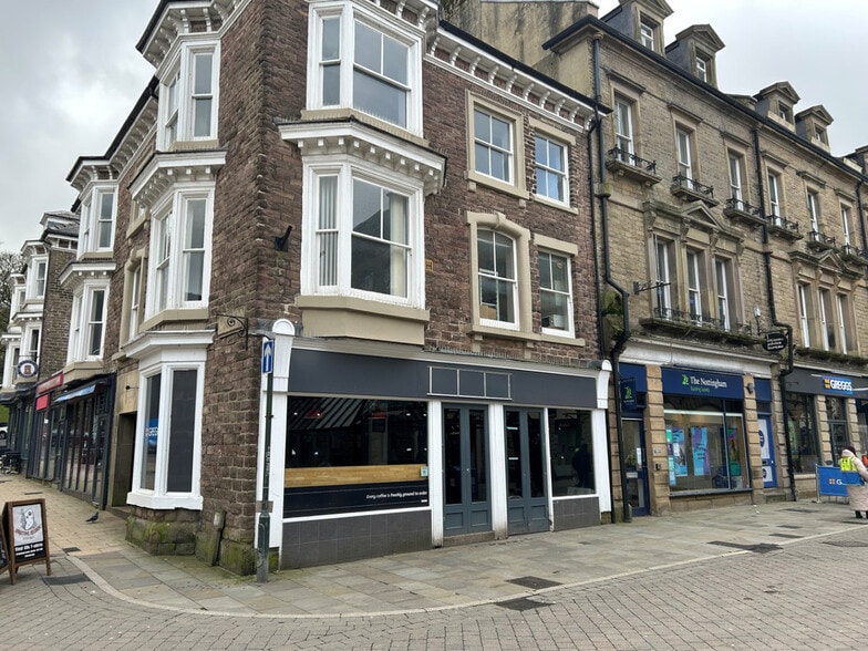 30-32 Spring Gardens, Buxton for lease - Primary Photo - Image 1 of 5