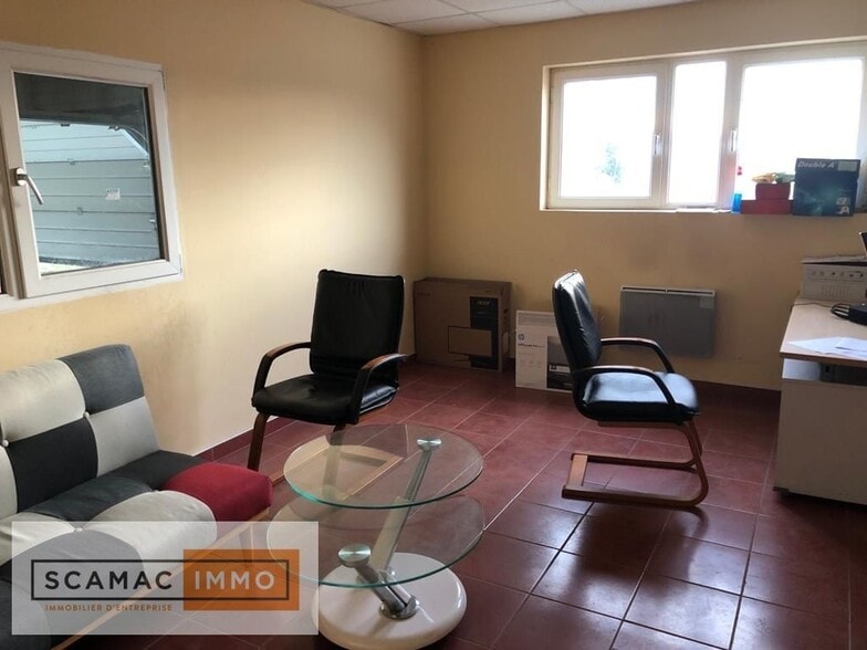 Flex in Marolles-en-Hurepoix for lease - Interior Photo - Image 3 of 4