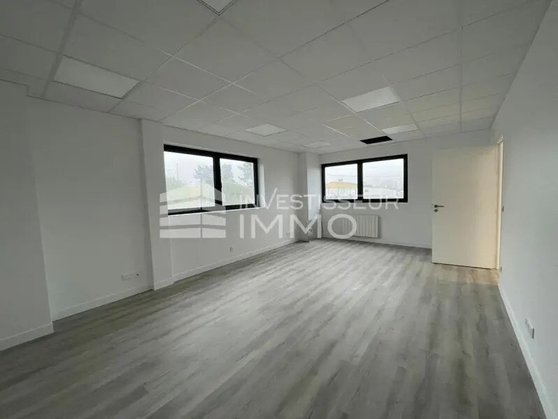 Office in Meaux for lease Interior Photo- Image 1 of 19