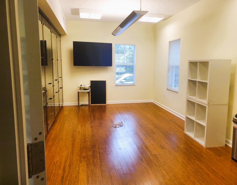 124 N Swinton Ave, Delray Beach, FL for sale - Interior Photo - Image 3 of 30