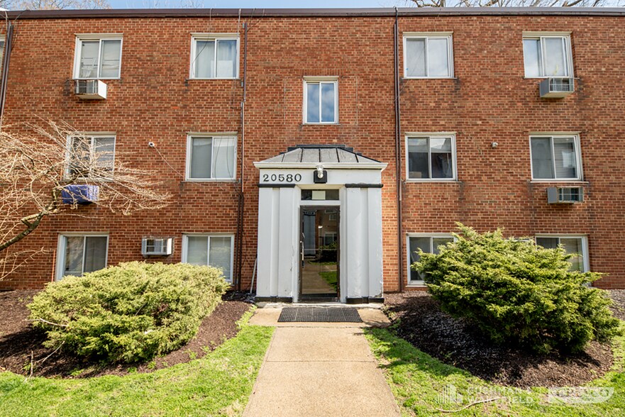 20580 Lorain Rd, Fairview Park, OH à vendre - Photo du bâtiment - Image 2 de 29