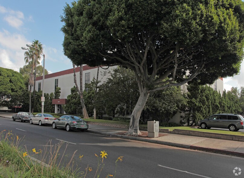 16660 Paramount Blvd, Paramount, CA à louer - Photo du bâtiment - Image 3 de 10