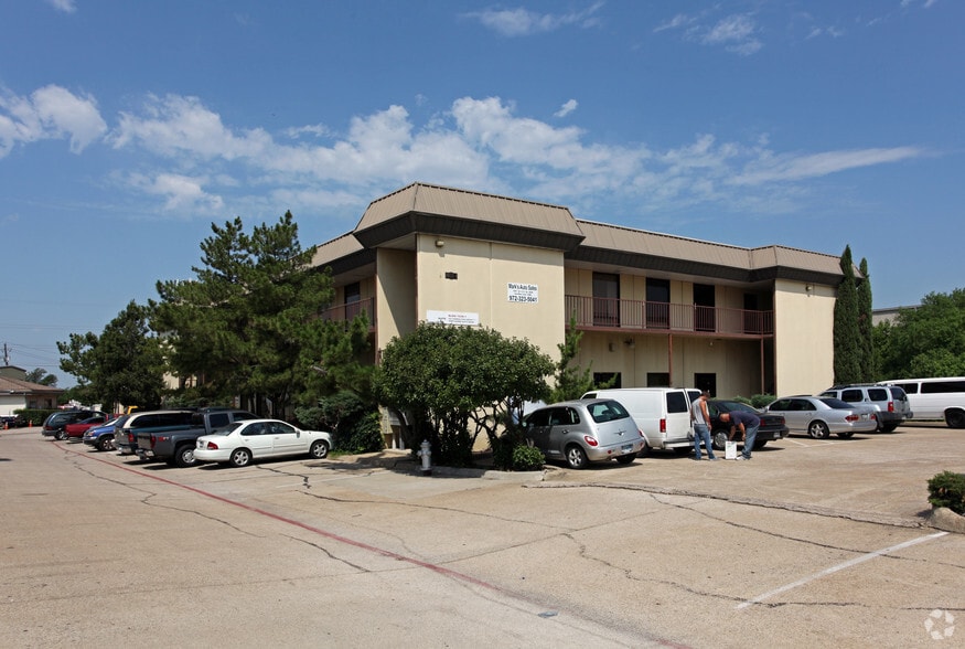 1039 N Interstate 35E, Carrollton, TX for lease - Primary Photo - Image 1 of 16