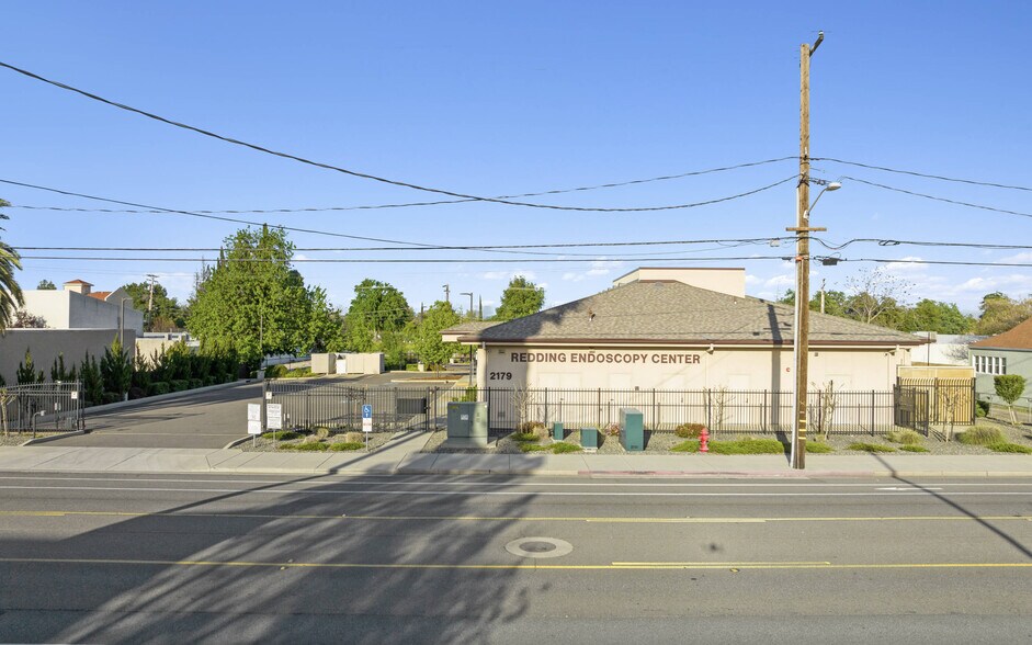 2179 Court St, Redding, CA à vendre - Photo du bâtiment - Image 2 de 16