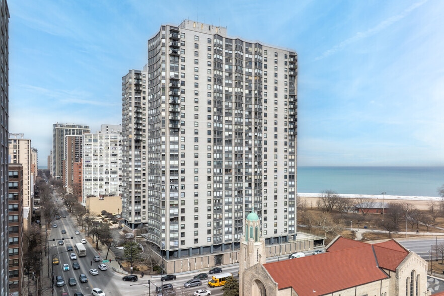 5701 N Sheridan Rd, Chicago, IL for lease - Building Photo - Image 1 of 6