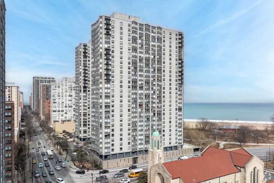 5701 N Sheridan Rd, Chicago, IL à vendre - Photo du bâtiment - Image 1 de 6