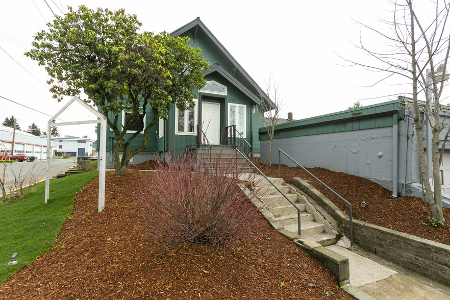 1232 NE Columbia Blvd, Portland, OR for sale - Building Photo - Image 1 of 1