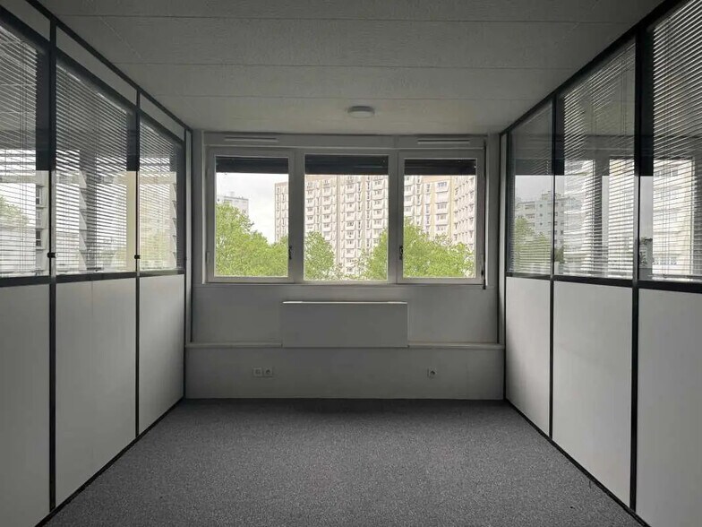 Office in Villeurbanne for lease - Interior Photo - Image 3 of 12