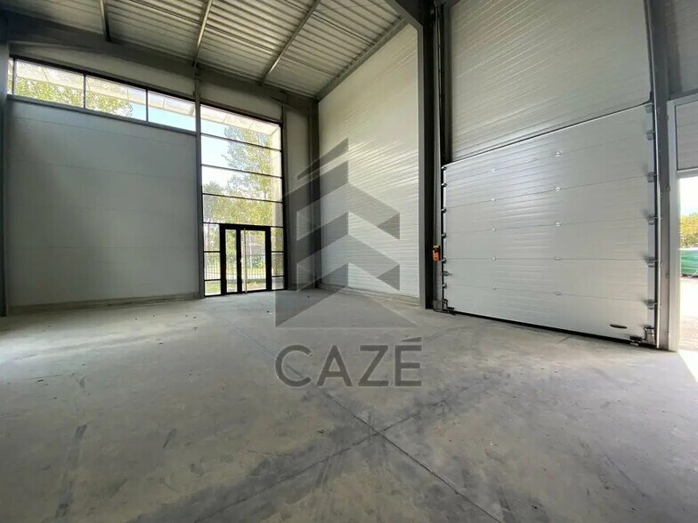 Flex in Canéjan for lease - Interior Photo - Image 2 of 8