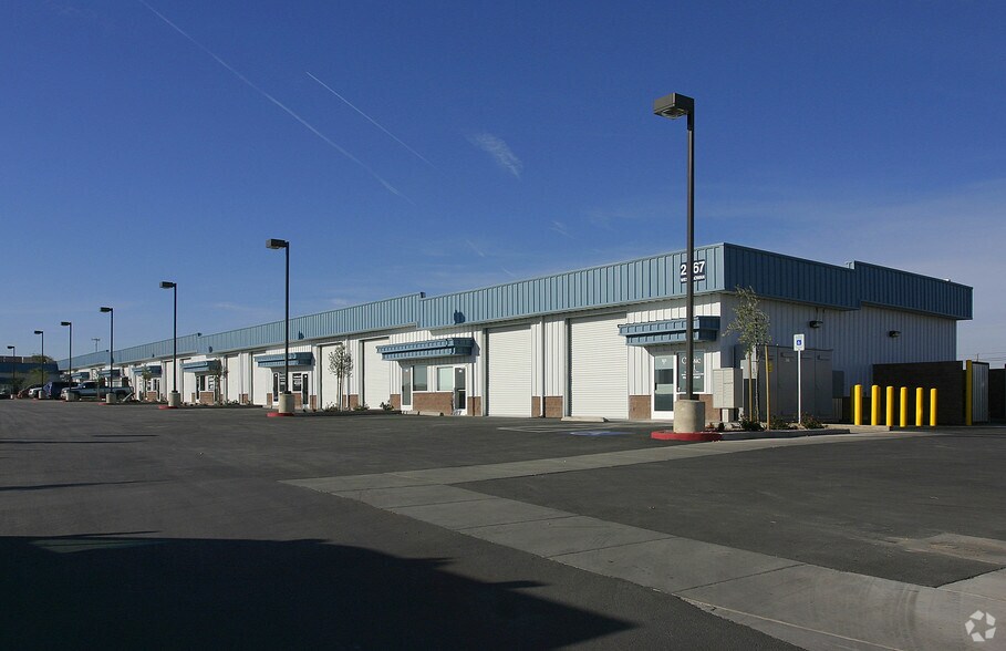 2267-2277 W Gowan Rd, North Las Vegas, NV à louer - Photo du bâtiment - Image 2 de 13