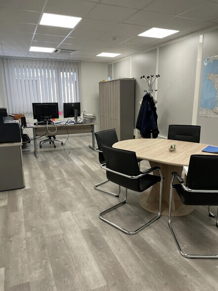 Flex in Reyrieux for lease - Interior Photo - Image 3 of 18