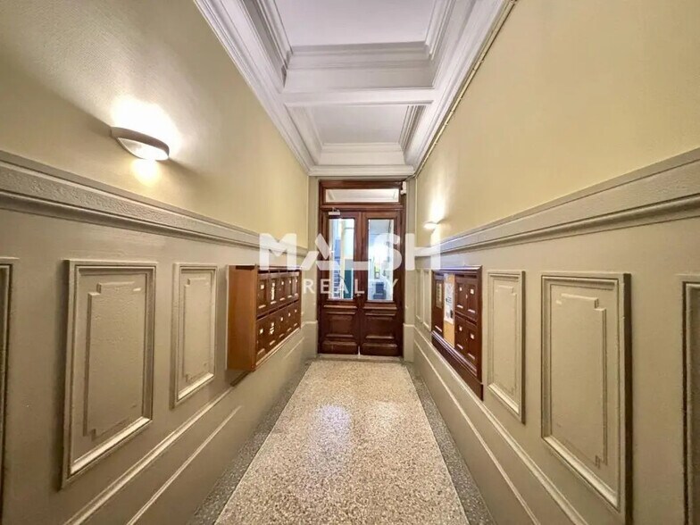 Office in Lyon for lease - Lobby - Image 2 of 16