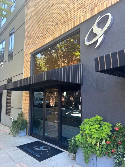 25 S Laurens St, Greenville, SC à louer - Photo du bâtiment - Image 2 de 7