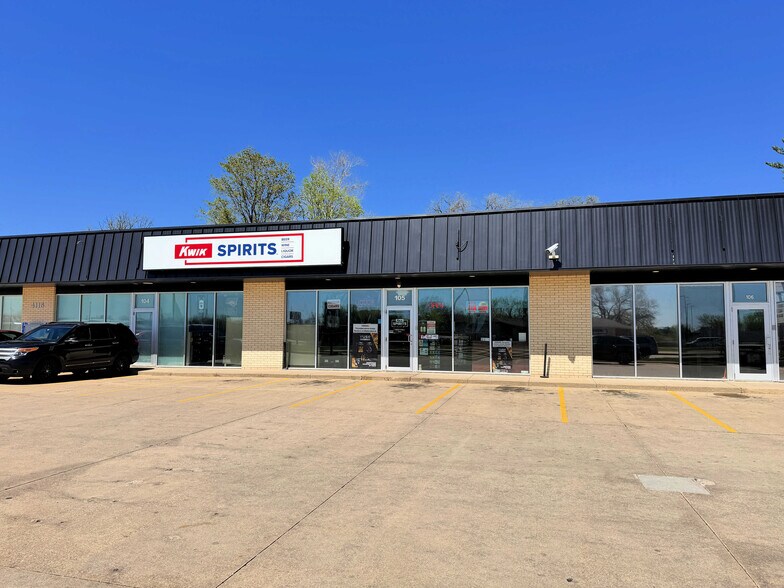 4116 University Ave, Cedar Falls, IA à louer - Photo du bâtiment - Image 2 de 7