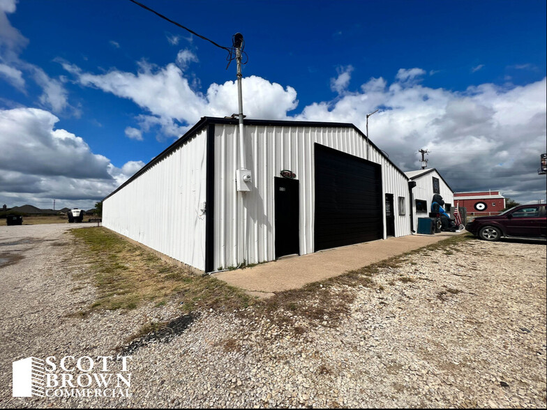 930 N Hwy 377, Pilot Point, TX à vendre - Photo du bâtiment - Image 1 de 1