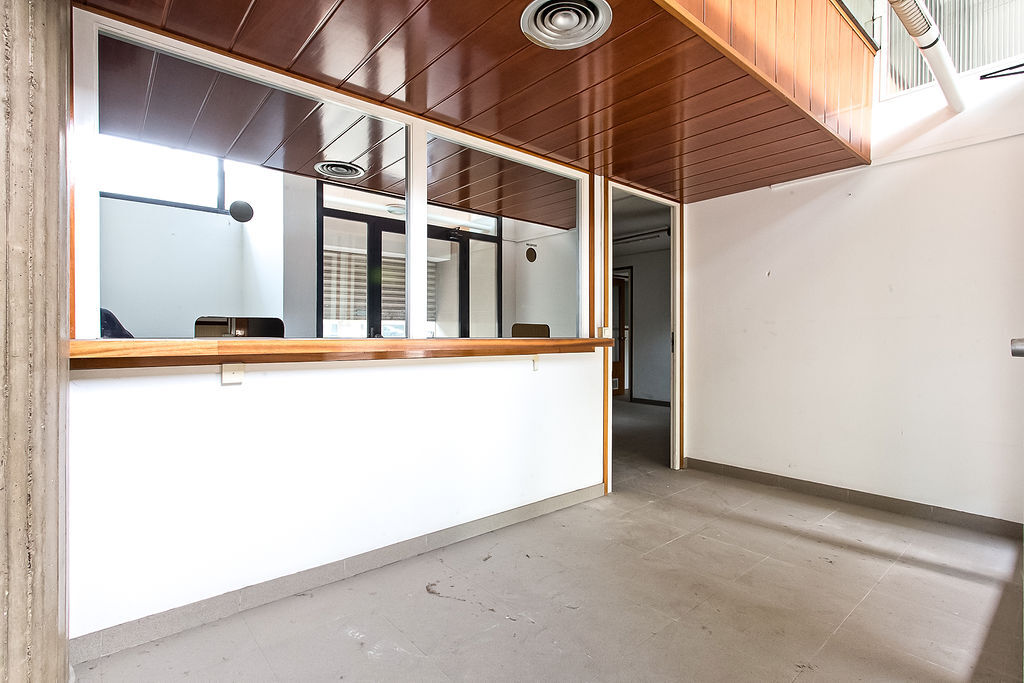Manresa, BAR 08241 - Unit 01 - - Interior Photo - Image 1 of 12