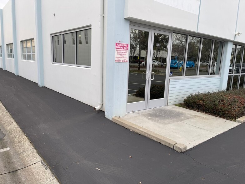 1175 Obrien Dr, Menlo Park, CA à louer - Photo du bâtiment - Image 3 de 22