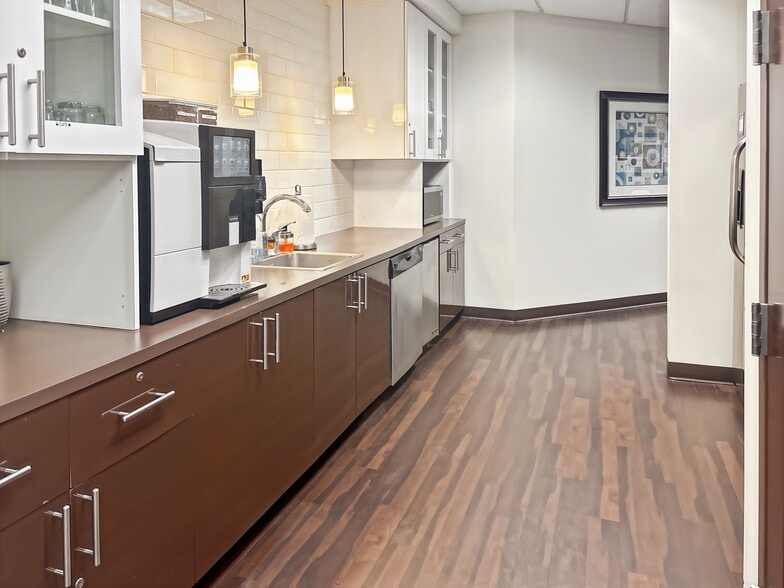 4651 Salisbury Rd, Jacksonville, FL for lease - Interior Photo - Image 2 of 15