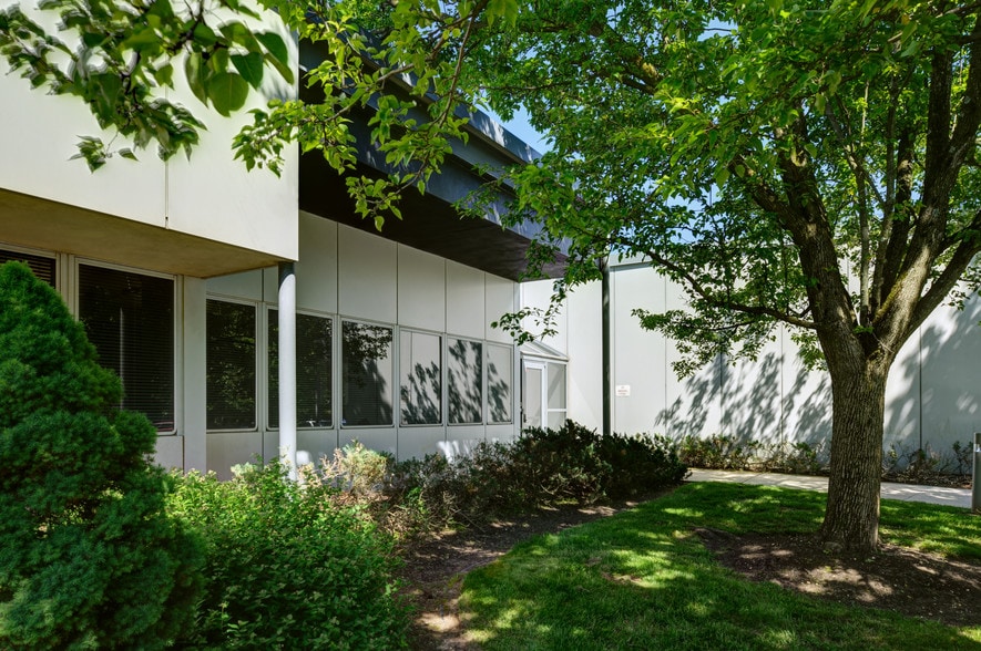 104 Windsor Center Dr, East Windsor, NJ à louer - Photo du bâtiment - Image 2 de 8
