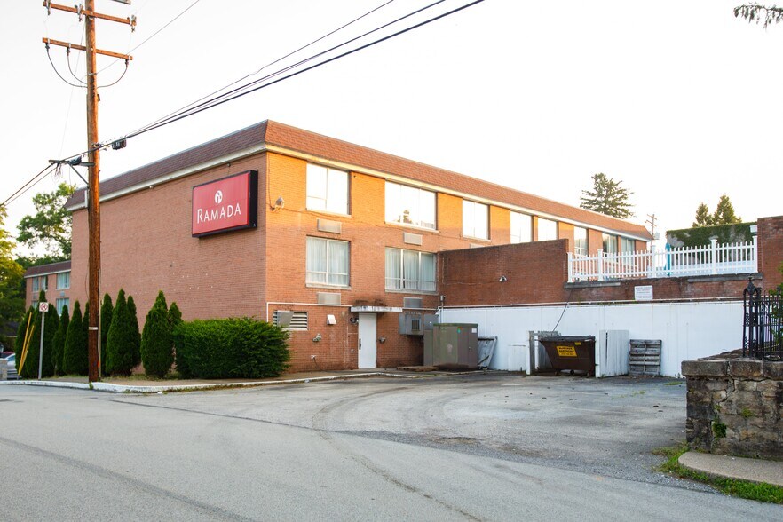 216 W Loyalhanna St, Ligonier Township, PA à vendre - Photo du bâtiment - Image 3 de 7