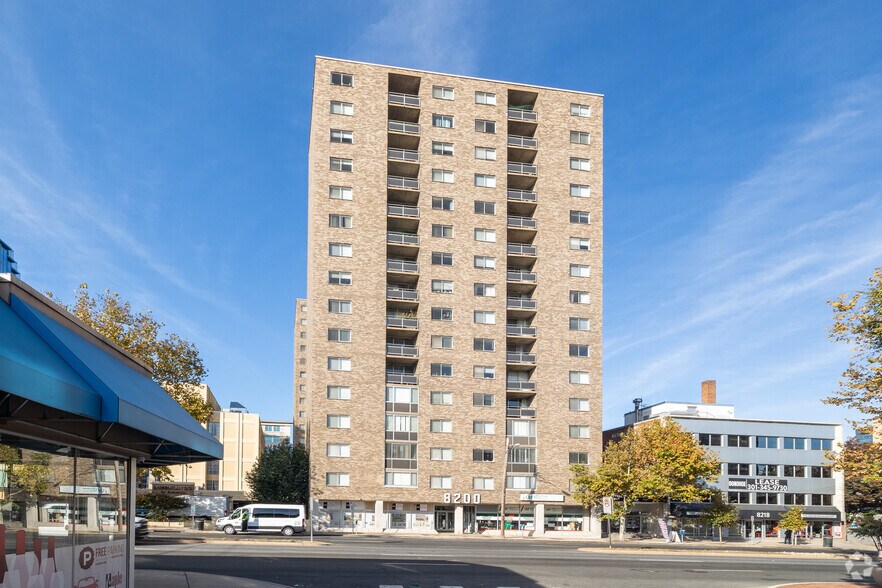 8200 Wisconsin Ave, Bethesda, MD à louer - Photo du bâtiment - Image 1 de 1