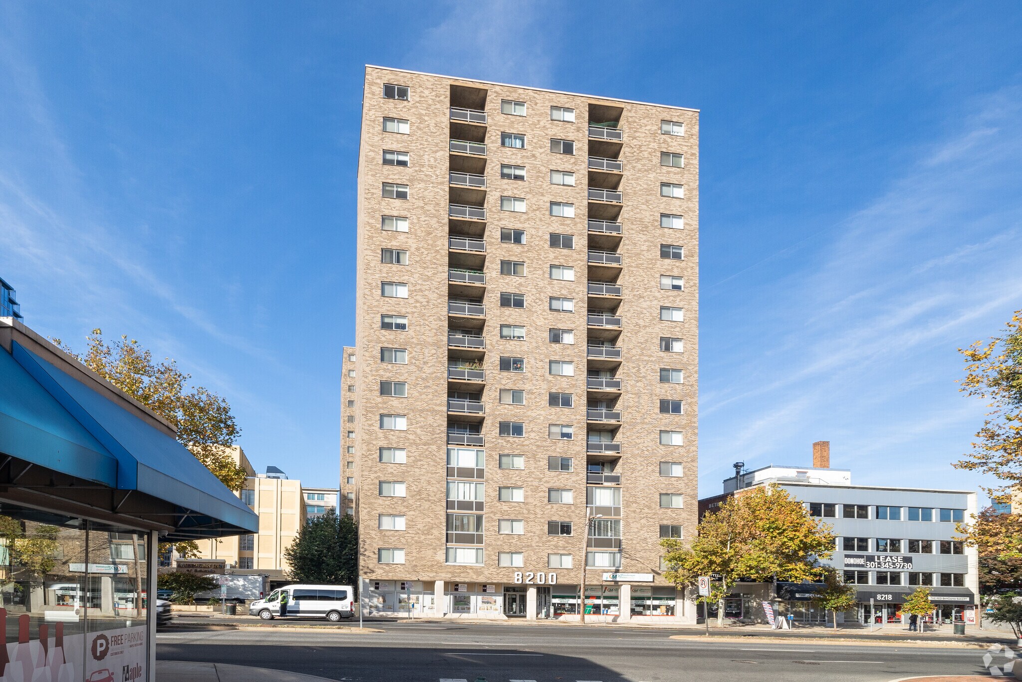 8201 Woodmont Ave, Bethesda, MD à louer Photo du bâtiment- Image 1 de 2