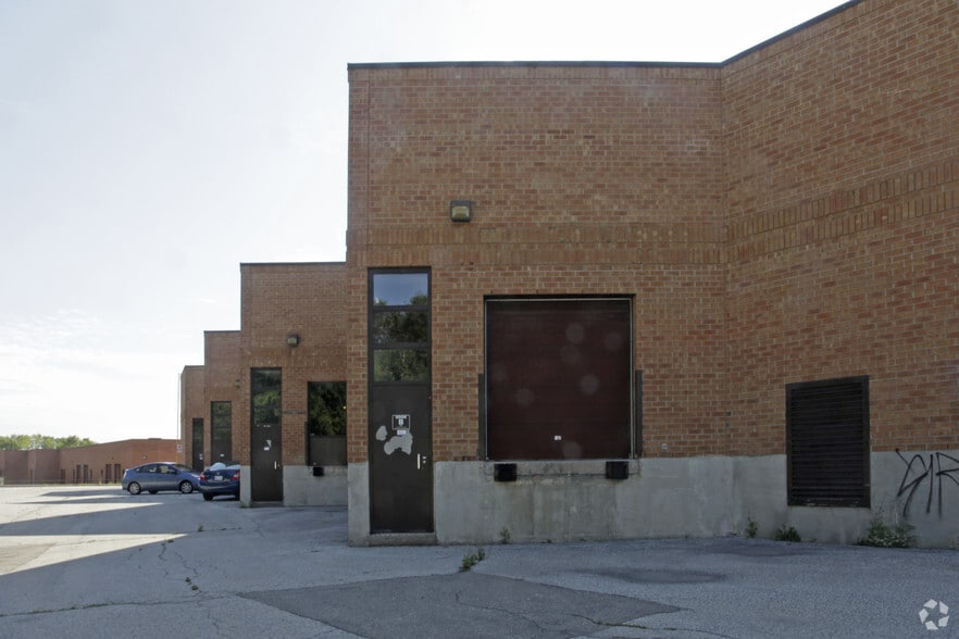 2319 Dunwin Dr, Mississauga, ON for lease - Building Photo - Image 2 of 5