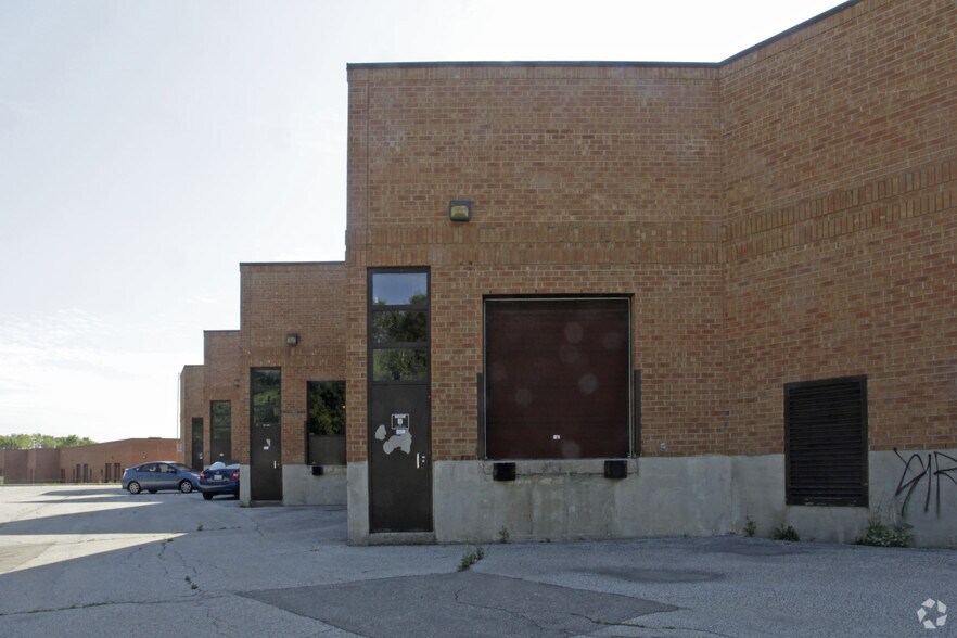 2319 Dunwin Dr, Mississauga, ON à louer - Photo du bâtiment - Image 2 de 11