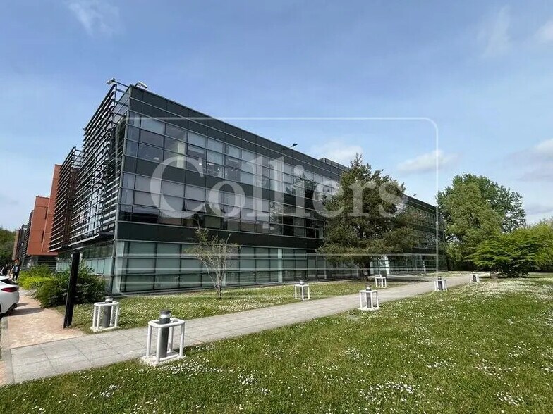 117 Allée Des Parcs, Saint-Priest for lease - Building Photo - Image 2 of 17