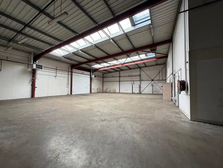 Flex in Saint-Laurent-d'Agny for lease - Building Photo - Image 2 of 9